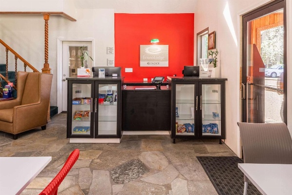 Econo Lodge Inn & Suites image 3